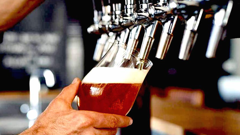 Tasse sulla birra: il Regno Unito le “raffredda”… ma aumentano quelle sul vino e gli spirits.